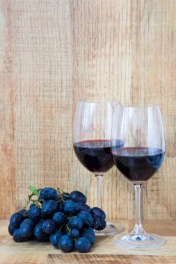 Taze üzüm ve kırmızı vintage masada, seçici odak şarap