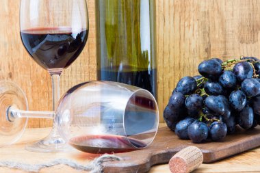 Taze üzüm ve kırmızı vintage masada, seçici odak şarap