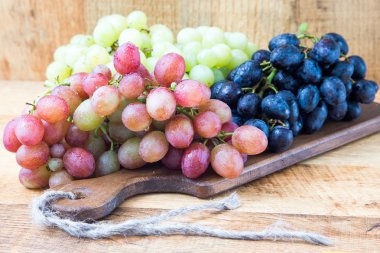 Tahta bir masada üzümler