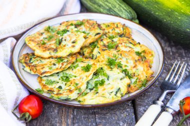 Eski ahşap masa üzerinde Squash ve kabak börek