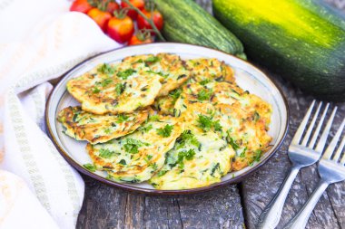 Eski ahşap masa üzerinde Squash ve kabak börek