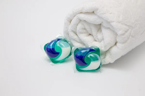 Cápsulas con detergente para ropa sobre fondo blanco . — Foto de Stock