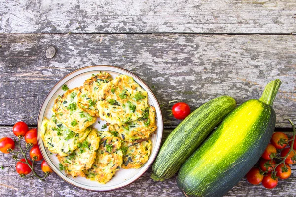 Squash och zucchini fritters på gamla träbord — Stockfoto