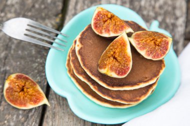 yapma incir ve ballı krep üzerinde bir rustik bahçedeki ta