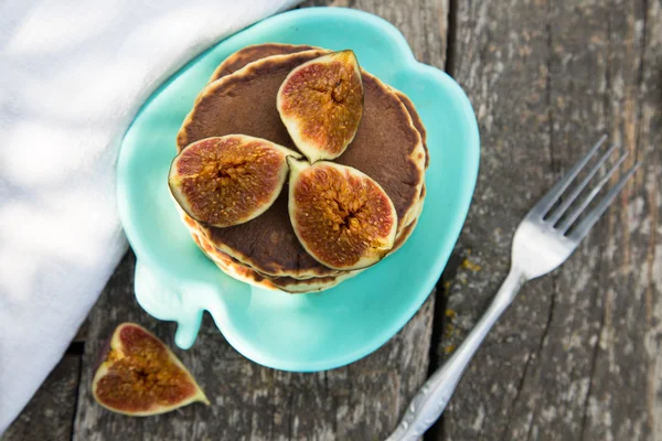 Herstellung von Pfannkuchen mit Feigen und Honig im Garten auf einem rustikalen ta — Stockfoto