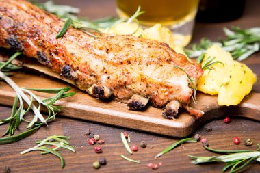 Patatesli domuz pirzolası, biberiye ve bir bardak bira.