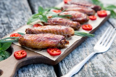 Baharatlı tavuk kanadı Asya tarzı pişmiş