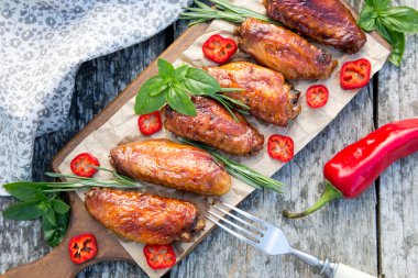 Baharatlı tavuk kanadı Asya tarzı pişmiş