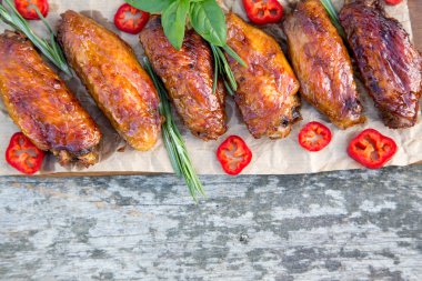 Baharatlı tavuk kanadı Asya tarzı pişmiş