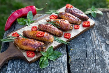 Baharatlı tavuk kanadı Asya tarzı pişmiş