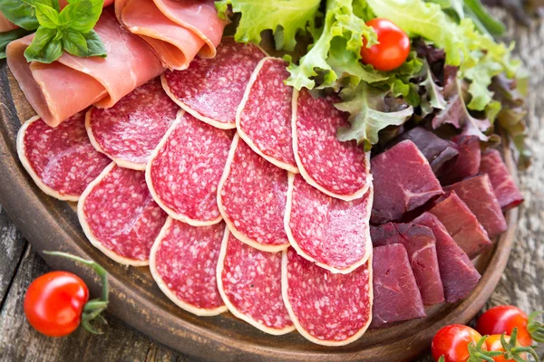 Antipasto con prosciutto, salame e bresaola. pomodoro e basilico. selec — Foto Stock