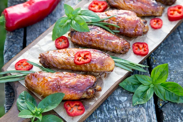 Sült fűszeres csirke szárny az ázsiai stílusban — Stock Fotó
