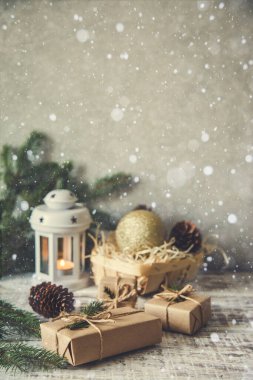 Noel arkaplanı. Noel kompozisyonu. Noel hediyesi, çam kozalakları, tahta beyaz arka planda köknar dalları