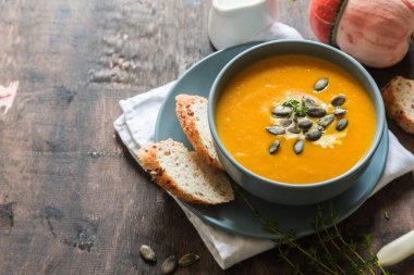 Kabak ve havuç kremalı çorba, kabak çekirdeği ve kızarmış ekmek.