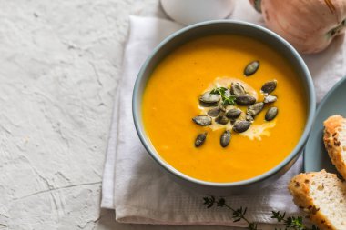 Kabak ve havuç kremalı çorba, kabak çekirdeği ve kızarmış ekmek.