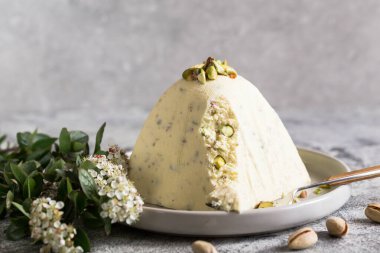 Paskha ve şam fıstıklı kulich. Geleneksel Rus Ortodoks Paskalya Quark Tatlısı. Paskalya yemeği geçmişi. Geleneksel süzme peynirli kek.