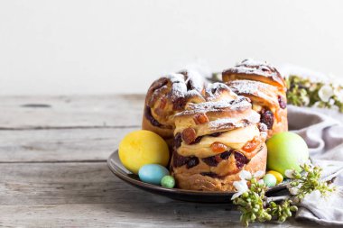 Ahşap arka planda Panetone Kulich Craffin. Paskalya ekmeği Kozunak. boşluk konseptini kopyala.