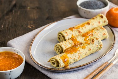 Haşhaş tohumlu krep (blinis). Haşhaş tohumlu gözleme ve mandalina reçeli.