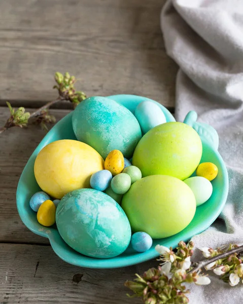 Uova Pasqua Colorate Piatto Turchese Uno Sfondo Legno Squallido — Foto Stock