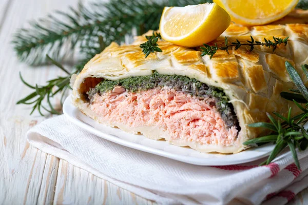 Ev yapımı Somon Wellington. Somon balığı, ıspanak, mantar, baharat, bitki ve puf böreğinden yapılır. Boşluğu kopyala
