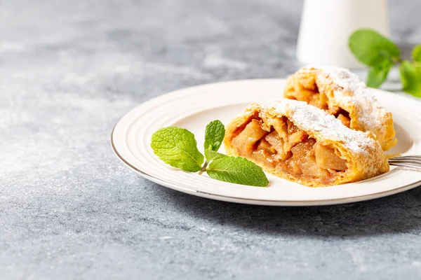 Ev yapımı elmalı turta, gri beton bir zeminde, metin için yeri olan bir tabakta.,