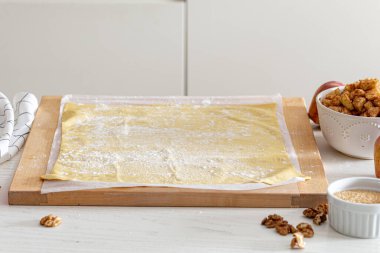 Meyveli turta, hamur, elma, tarçın, fındık, esmer şeker. süreç ve malzemeler.