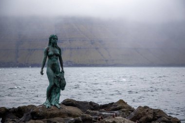 Kalsoy Adası, Faroe Adaları: Kopakonan Heykeli (Fok Kadın), Mikladalur Köyü
