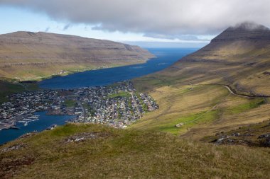 Faroe Adaları 'nın güzel manzarası ve pek çok rahat evi olan köy.