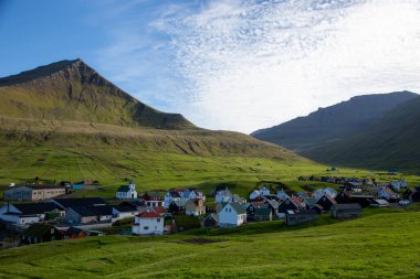 Faroe Adaları 'nın güzel manzarası ve pek çok rahat evi olan köy.