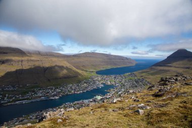 Faroe Adaları 'nın güzel manzarası ve pek çok rahat evi olan köy.