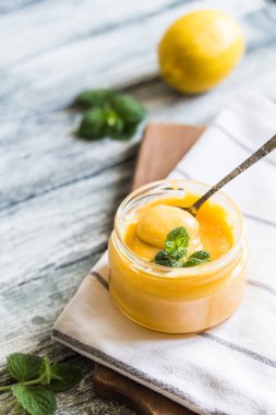 Kavanozda ev yapımı limon püresi. Sağlıklı bir atıştırmalık için lezzetli limon kreması veya reçel.