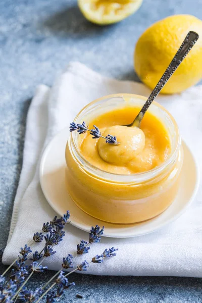 Kavanozda ev yapımı limon püresi. Sağlıklı bir atıştırmalık için lezzetli limon kreması veya reçel.