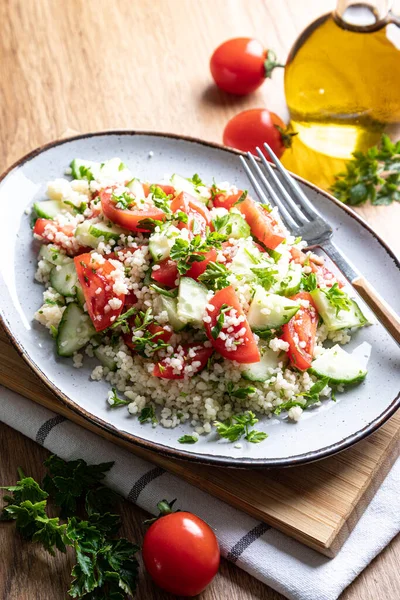 Geleneksel doğu salatası Tabouleh. Sebzeli kuskus salatası. Bulgur ile Tabbouleh