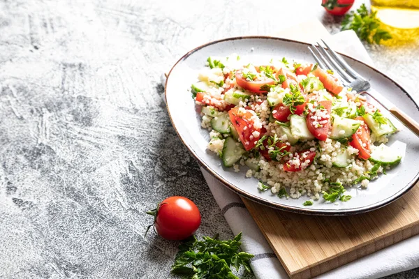 Geleneksel doğu salatası Tabouleh. Sebzeli kuskus salatası. Bulgur ile Tabbouleh
