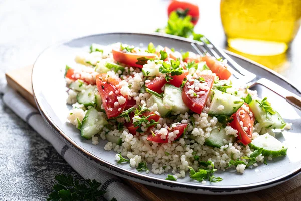 Geleneksel doğu salatası Tabouleh. Sebzeli kuskus salatası. Bulgur ile Tabbouleh