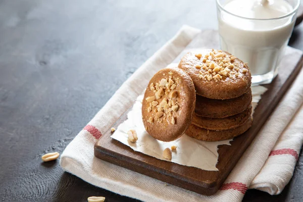 Uma Pilha Biscoitos Caseiros Biscoitos Com Amendoim Fundo Madeira Com — Fotografia de Stock