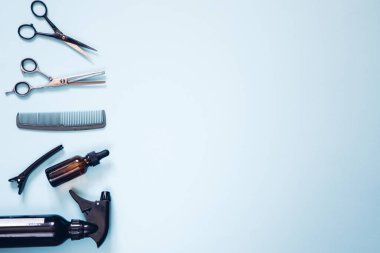 Mavi arkaplan görünümlü ve taraklı profesyonel kuaför araçları seti