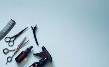 Mavi arkaplan görünümlü ve taraklı profesyonel kuaför araçları seti