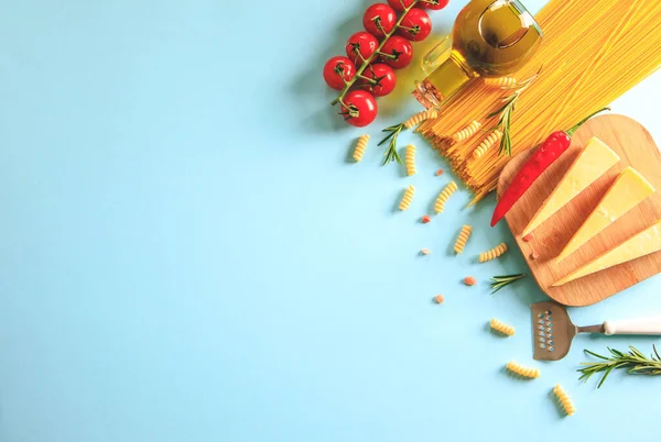 Pastas Sin Cocer Sobre Fondo Azul Vista Superior Pastas Crudas — Foto de Stock