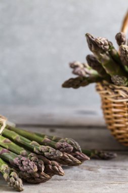 yeşil kuşkonmaz. Gri beton arka planda bir sürü yeşil kuşkonmaz