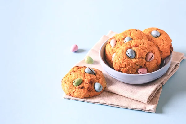 自家製クッキー青い背景に色付きのキャンディエッグチョコチップ — ストック写真