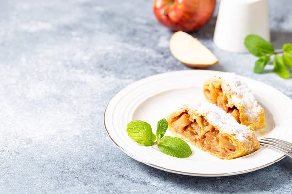 Hemgjord Smaksatt Äpple Strudel Platta Grå Betong Bakgrund Med Utrymme — Stockfoto