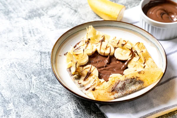 Crepes Panquecas Finas Prato Espalhe Avelã Chocolate Crepes Cheios Banana — Fotografia de Stock