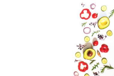 Domates, salatalık, dolmalık biber, avokado ve salatanın yaratıcı yerleşimi. Düz yat. Yemek konsepti. Metnin için yer.