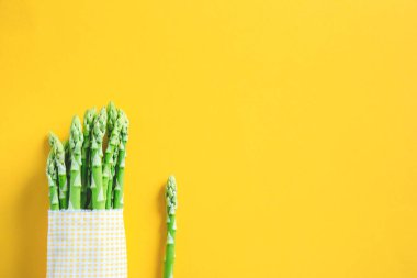 Kuşkonmaz. Taze kuşkonmaz. Yeşil kuşkonmaz turşusu. Sarı üzerine yeşil kuşkonmaz sürüsü.