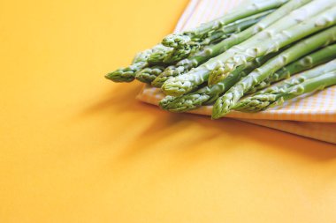 Kuşkonmaz. Taze kuşkonmaz. Yeşil kuşkonmaz turşusu. Sarı üzerine yeşil kuşkonmaz sürüsü.