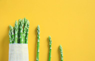 Kuşkonmaz. Taze kuşkonmaz. Yeşil kuşkonmaz turşusu. Sarı üzerine yeşil kuşkonmaz sürüsü.