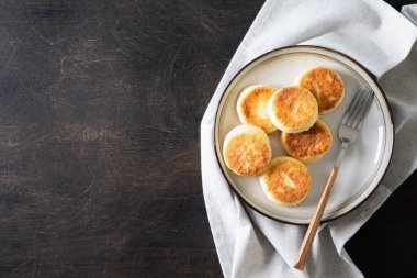 Süzme peynirli krep. Süzme peynirden peynirli kekler, lezzetli kahvaltı, geleneksel Rus tatlı krepleri. Yabanmersini, nane ve bal ile.