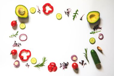 Domates, salatalık, dolmalık biber, avokado ve salatanın yaratıcı yerleşimi. Düz yat. Yemek konsepti. Metnin için yer.