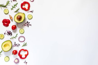 Domates, salatalık, dolmalık biber, avokado ve salatanın yaratıcı yerleşimi. Düz yat. Yemek konsepti. Metnin için yer.